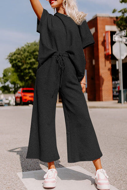 Conjunto de camiseta holgada con textura negra y pantalón con cordón