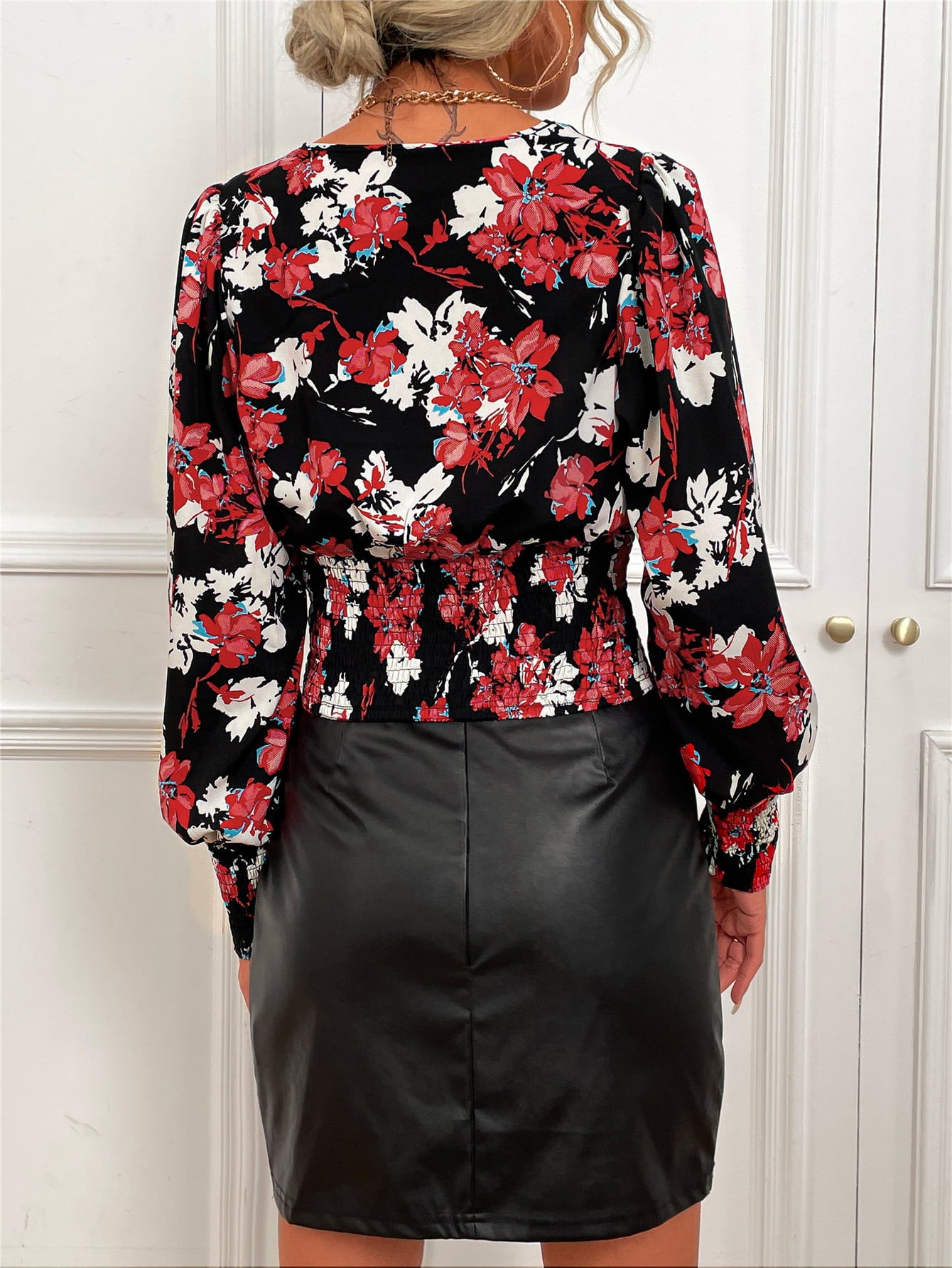 Blouse smockée à imprimé floral et col en V à manches lanternes