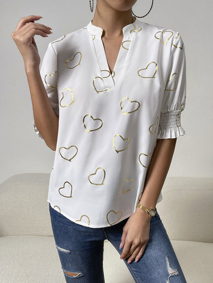 Blusa de media manga con cuello con muescas y estampado de corazones