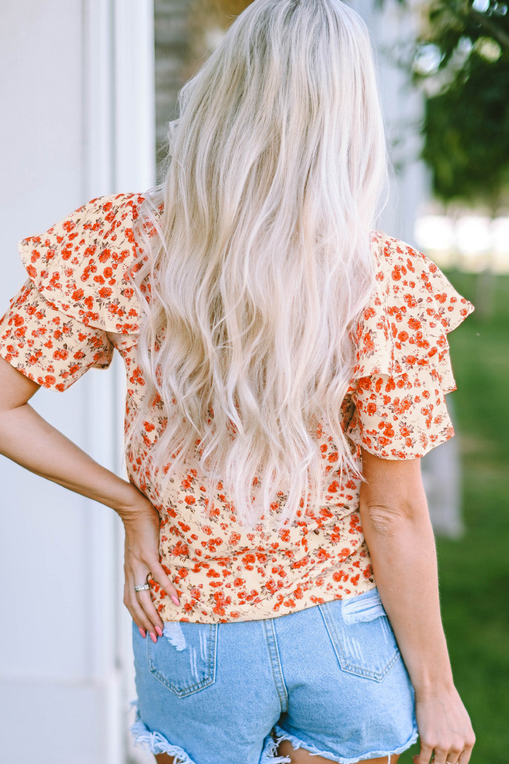 Blusa floral con cuello redondo y manga acampanada