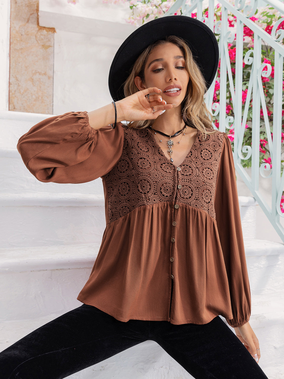 Blusa estampada de manga larga con cuello en V