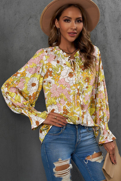 Blusa con mangas con volante y cuello anudado con ribete de volantes florales