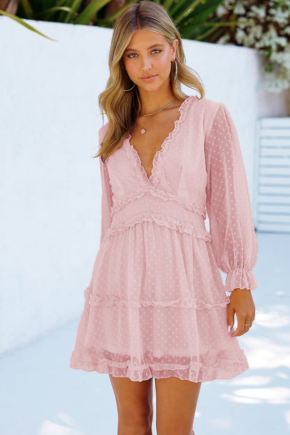 Mini vestido con volantes en capas y espalda abierta con lunares suizos y manga abullonada rosa