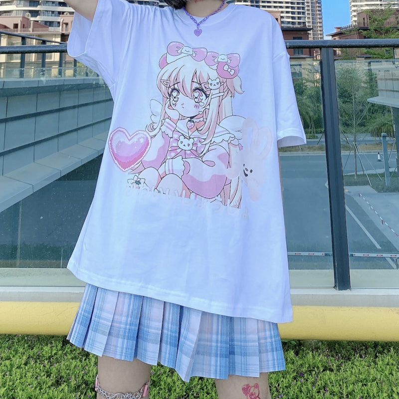 Chica suave holgada de manga corta con estampado femenino