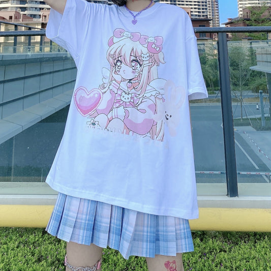 Chica suave holgada de manga corta con estampado femenino