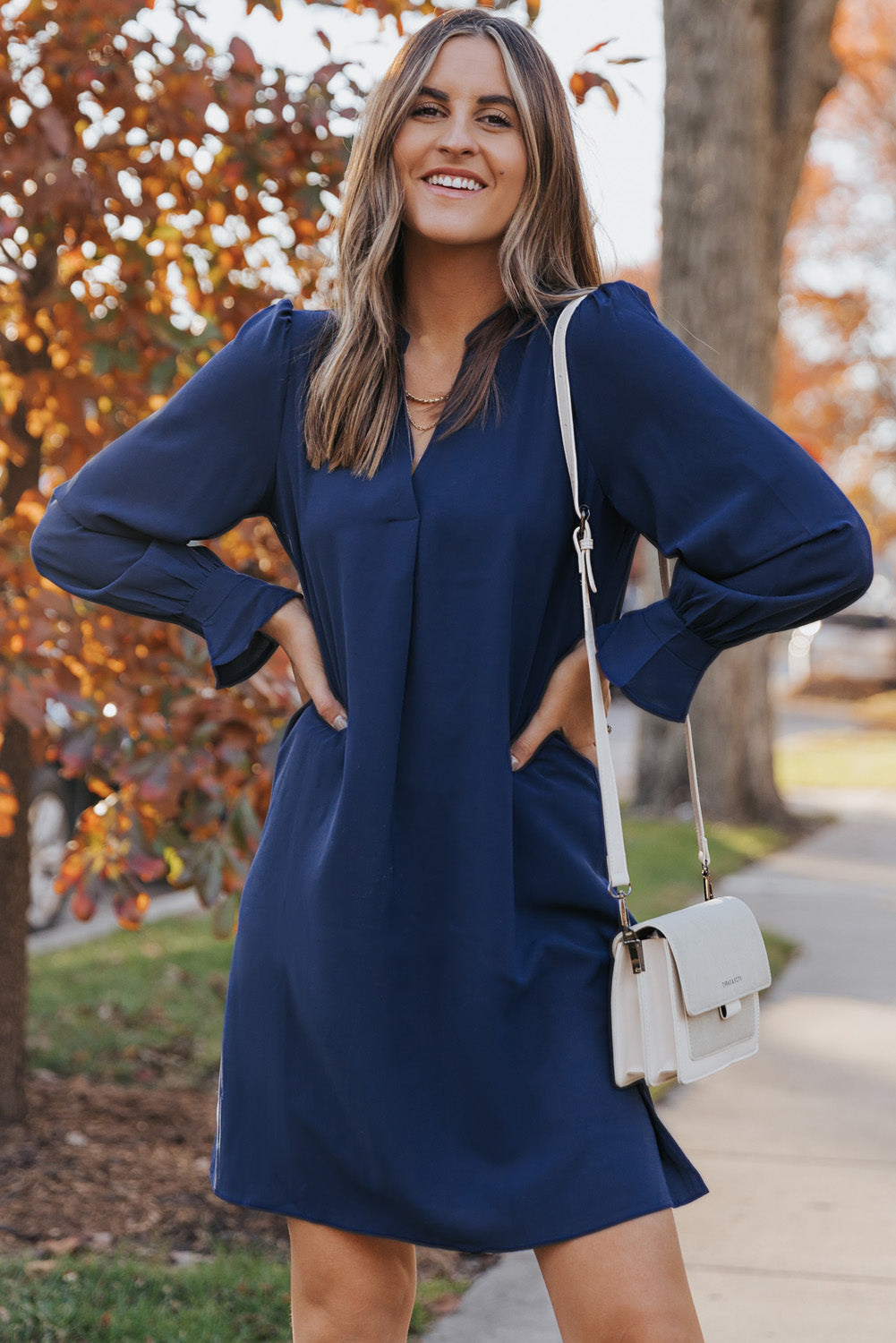 Vestido camisero azul con escote en V y mangas con volantes