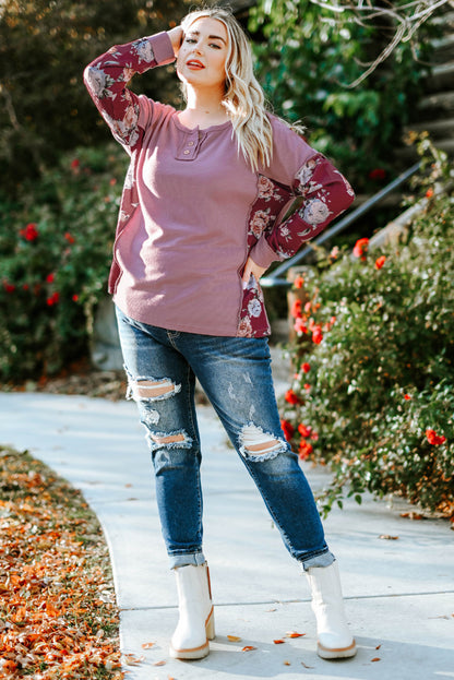 Top henley con un cuarto de botón y costura expuesta floral de talla grande