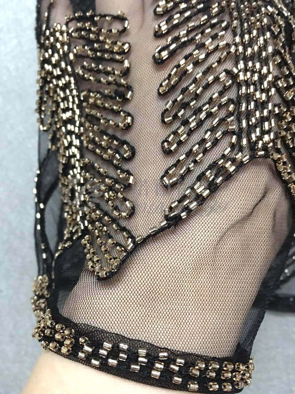 Chemise à paillettes et perles en dentelle transparente