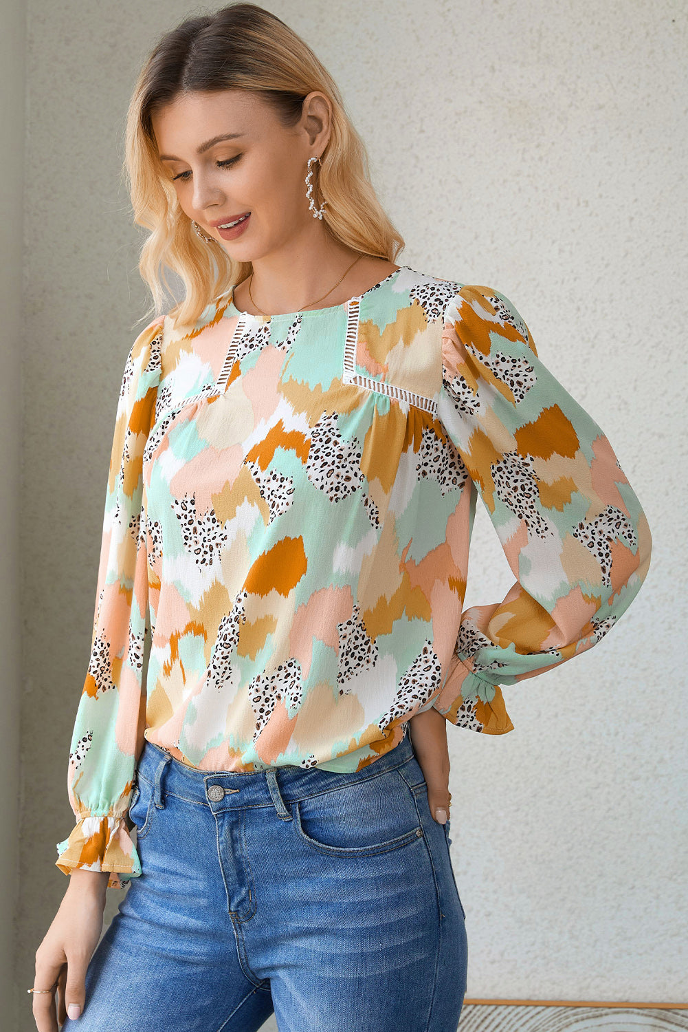 Blusa estampada con botones y mangas con volantes