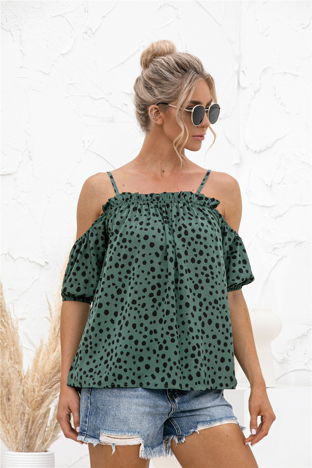 Blusa estampada con hombros descubiertos y ribete de volantes