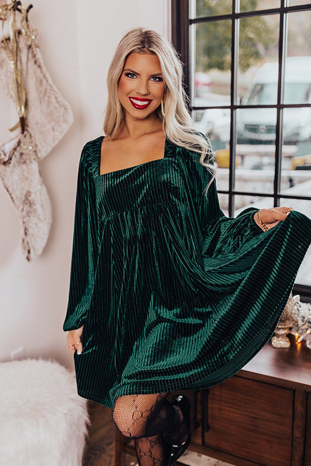 Vestido babydoll de terciopelo con cuello cuadrado y lazo en la espalda verde