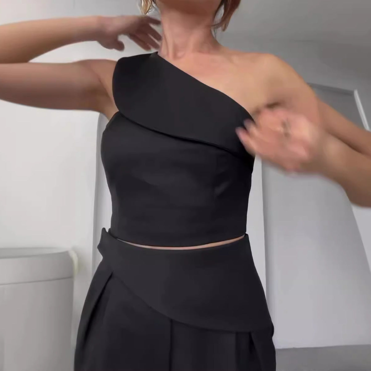 Traje de pantalón recto de cintura alta con cuello diagonal y top halter para mujer