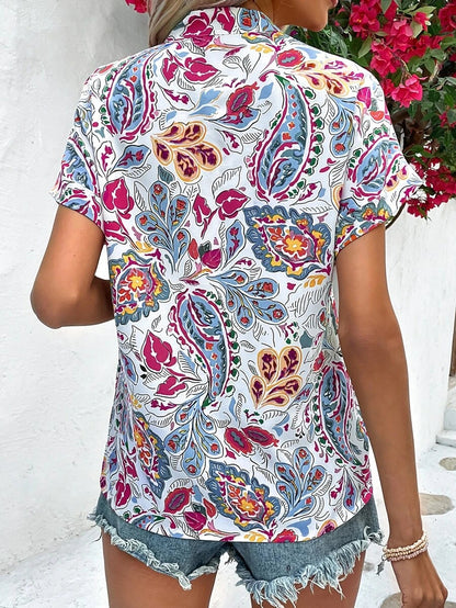 Blusa estampada de manga corta con cuello con muescas