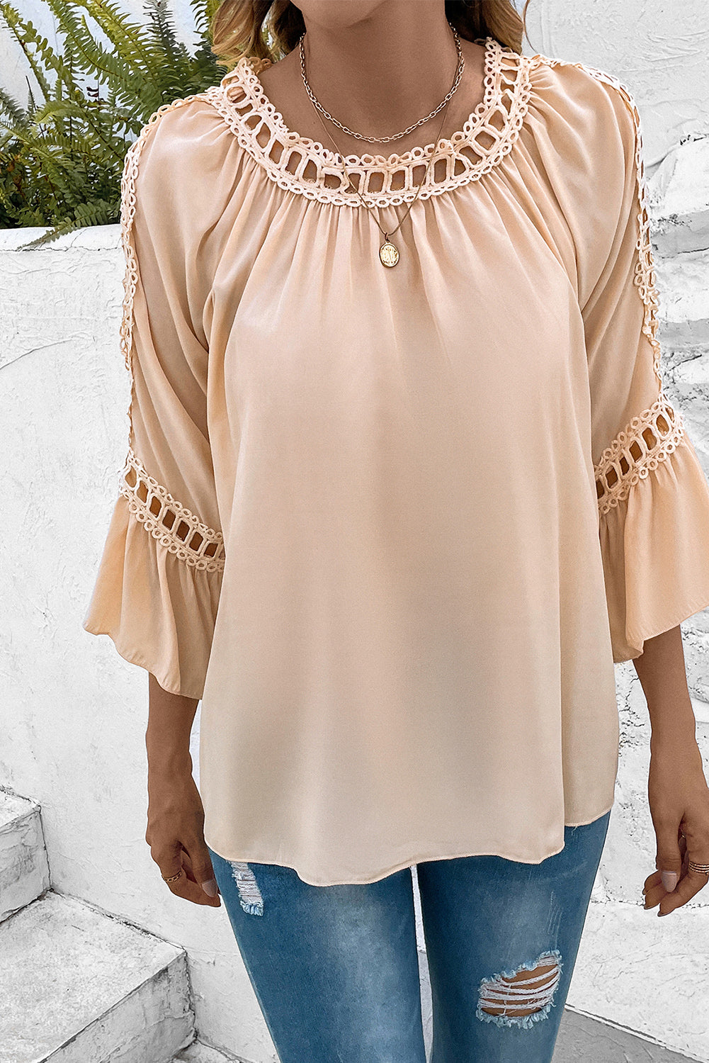 Blusa con cuello redondo y manga larga recortada