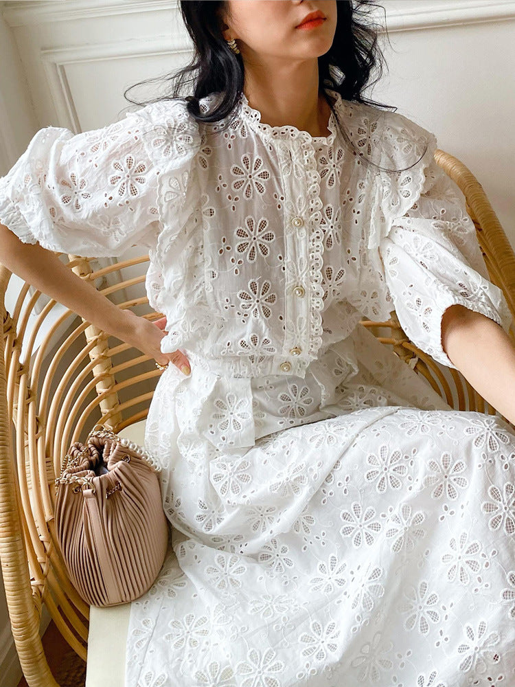 Elegante traje de falda y top blanco para mujer