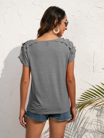 Blusa con hombros descubiertos y encaje empalmado