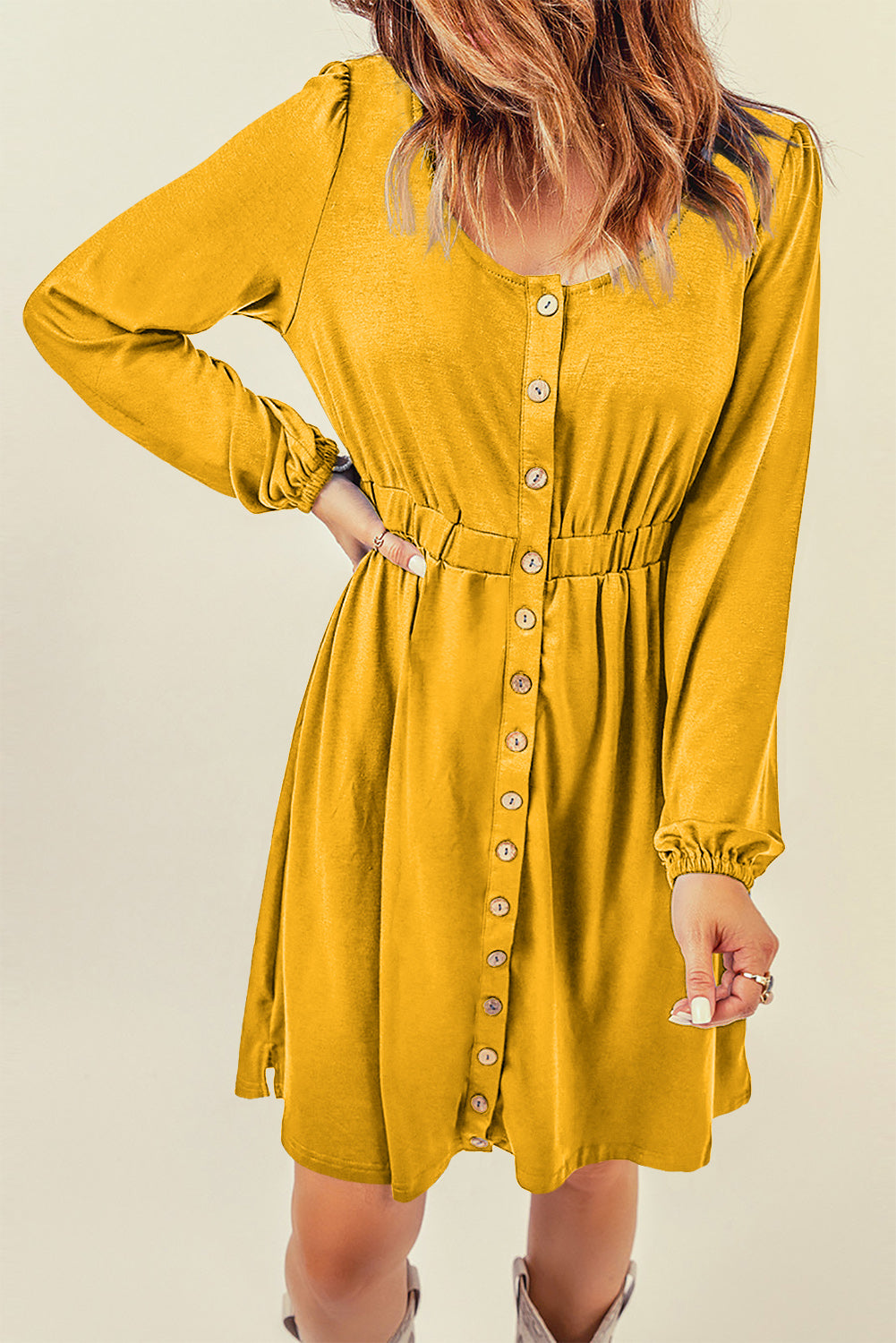 Robe jaune boutonnée à manches longues et taille haute