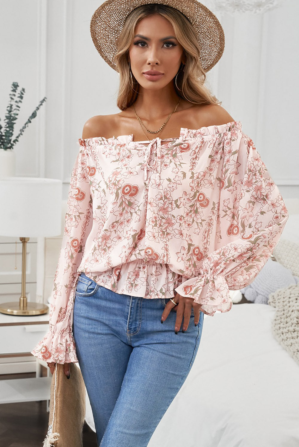 Blusa floral con hombros descubiertos y volantes en la manga