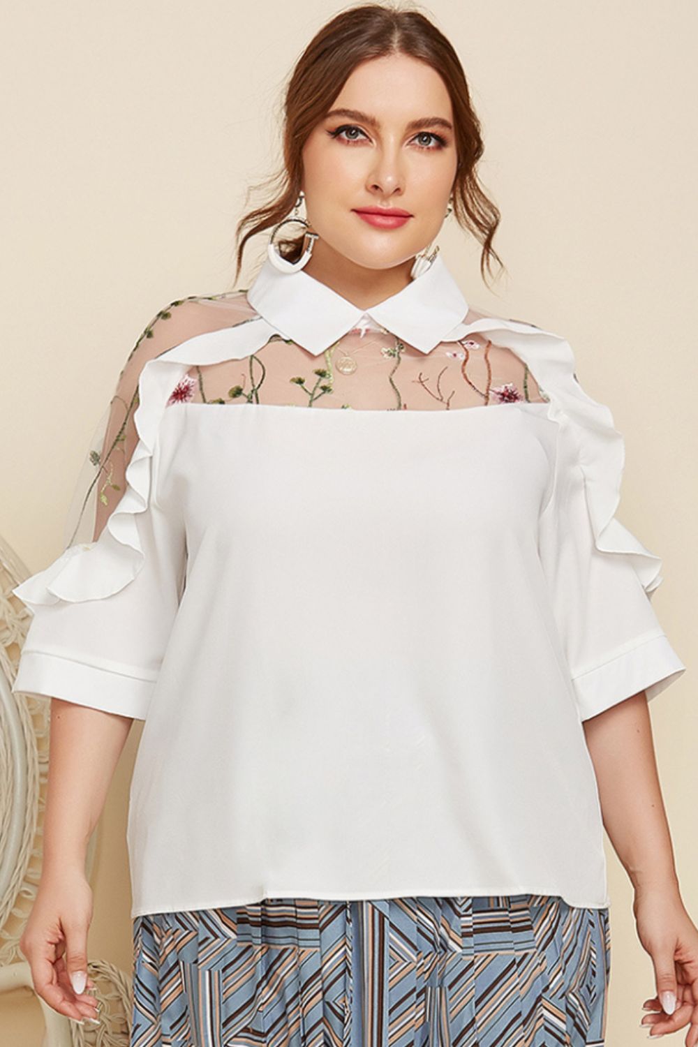 Blusa de media manga con cuello y ribete de volantes bordados de talla grande