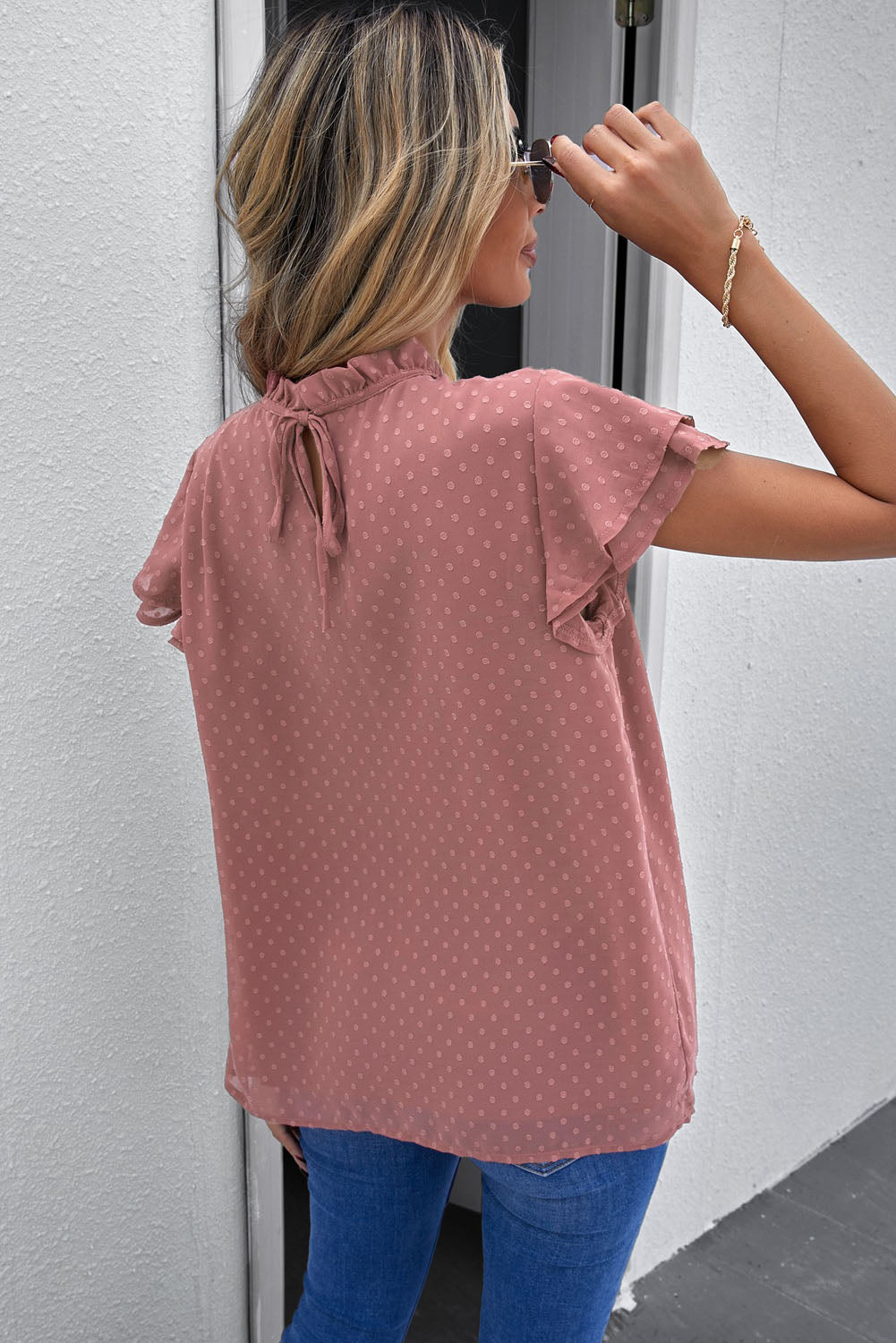 Blouse smockée à pois et manches flottantes