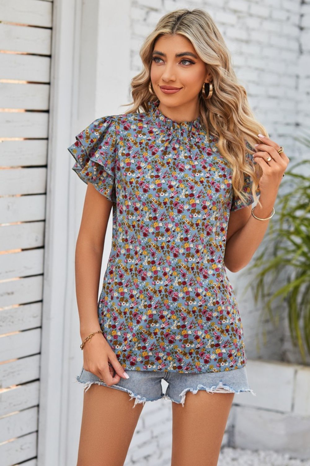 Blusa con mangas acampanadas y cuello con volantes florales