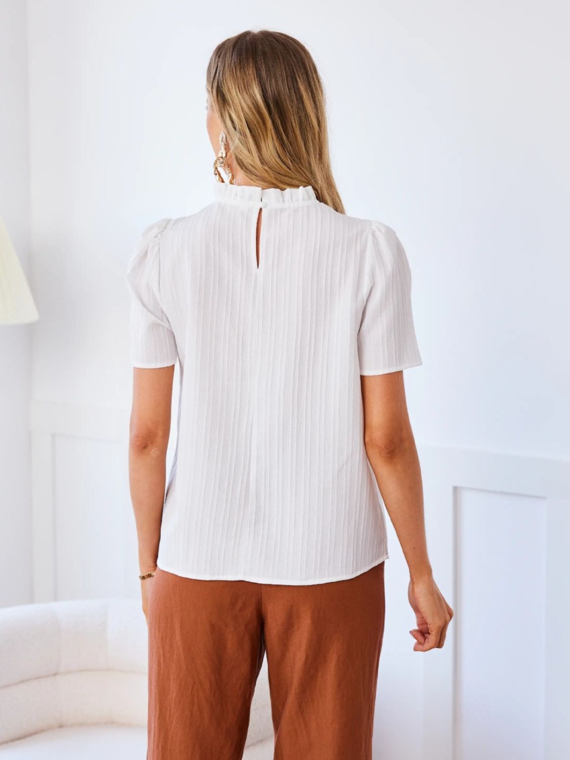 Blusa con mangas abullonadas y cuello con volantes