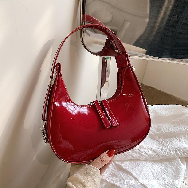 Bolso bandolera rojo de mujer de piel de charol con cierre de cremallera