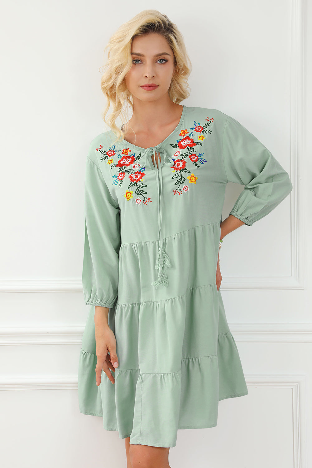 Vestido con dobladillo con volantes y bordado floral verde