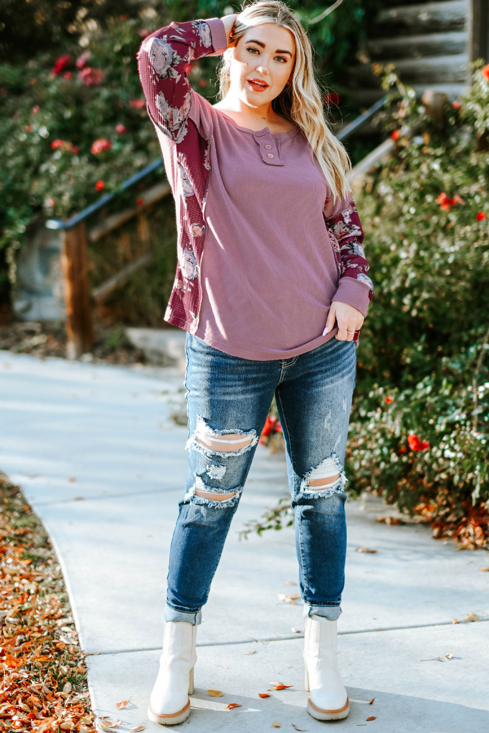 Top henley con un cuarto de botón y costura expuesta floral de talla grande