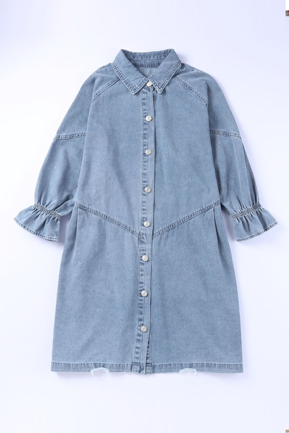 Mini-robe en jean boutonnée à manches longues bleu ciel