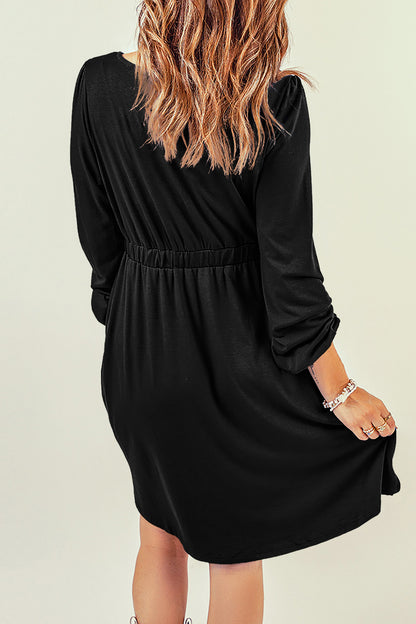 Robe noire boutonnée à manches longues et taille haute