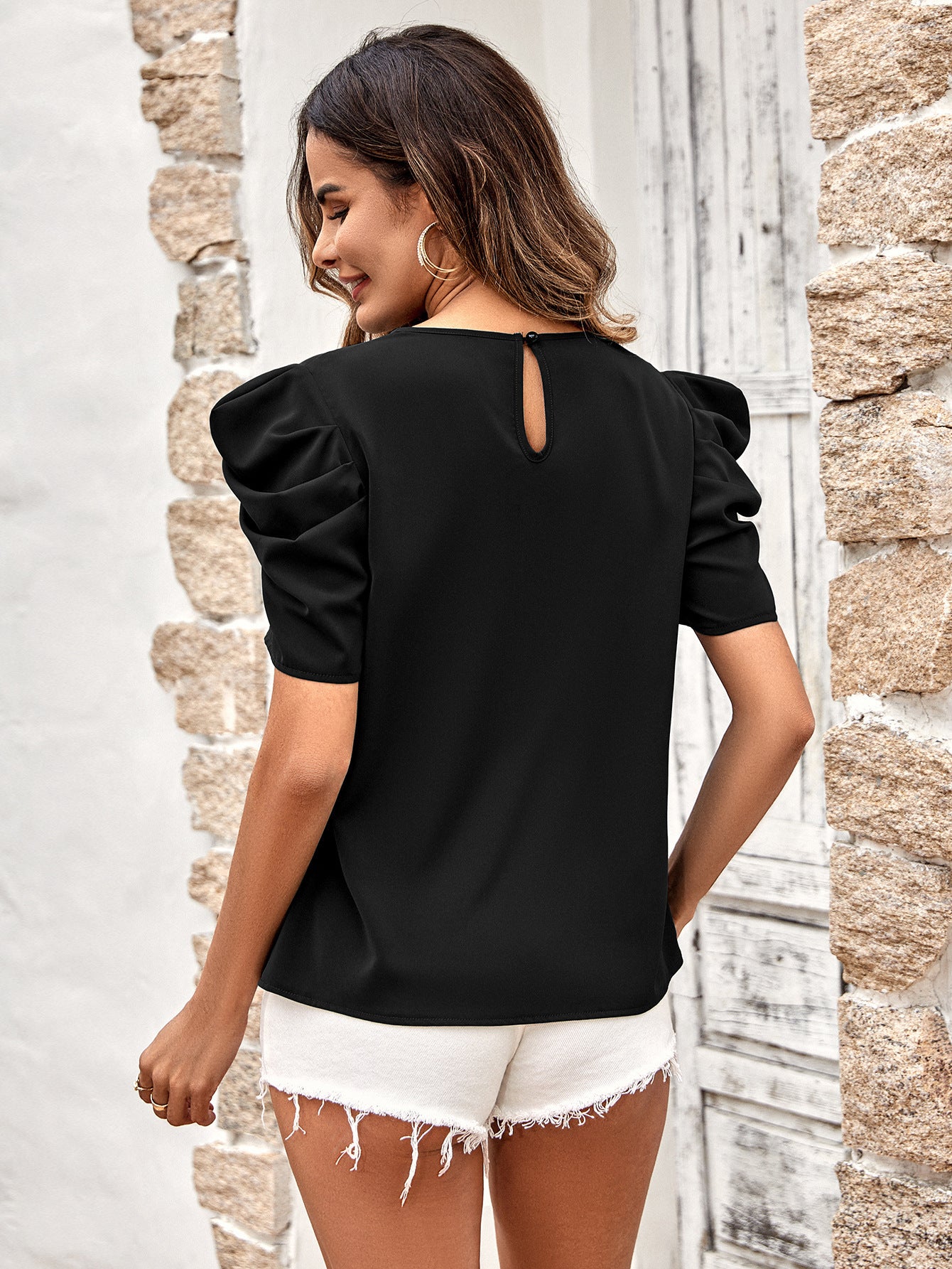 Blusa con detalle fruncido y mangas abullonadas