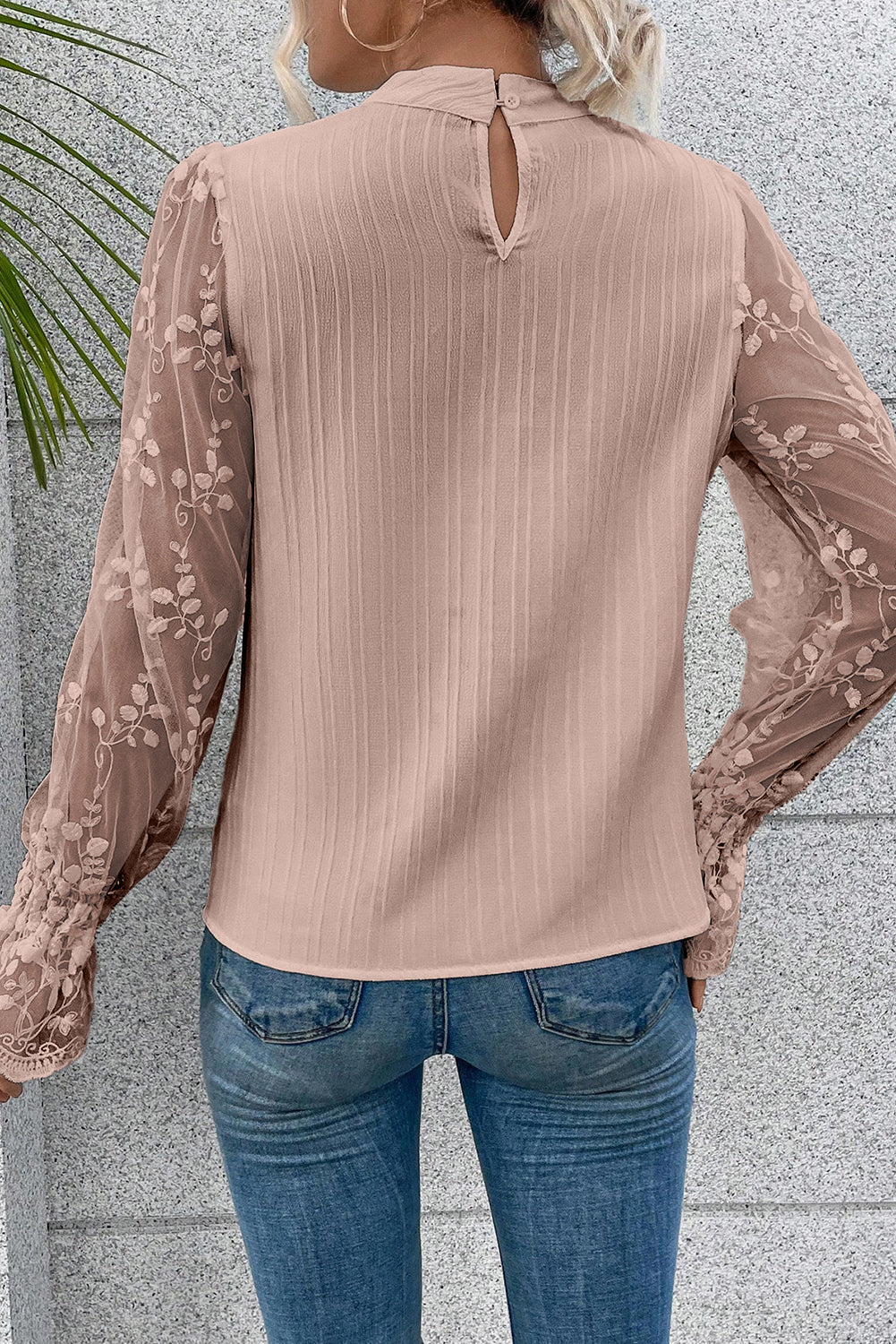 Blouse texturée à manches en dentelle contrastée rose abricot et col montant