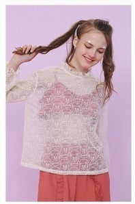 Blusa de muñeca con cuello pequeño y encaje de red beige