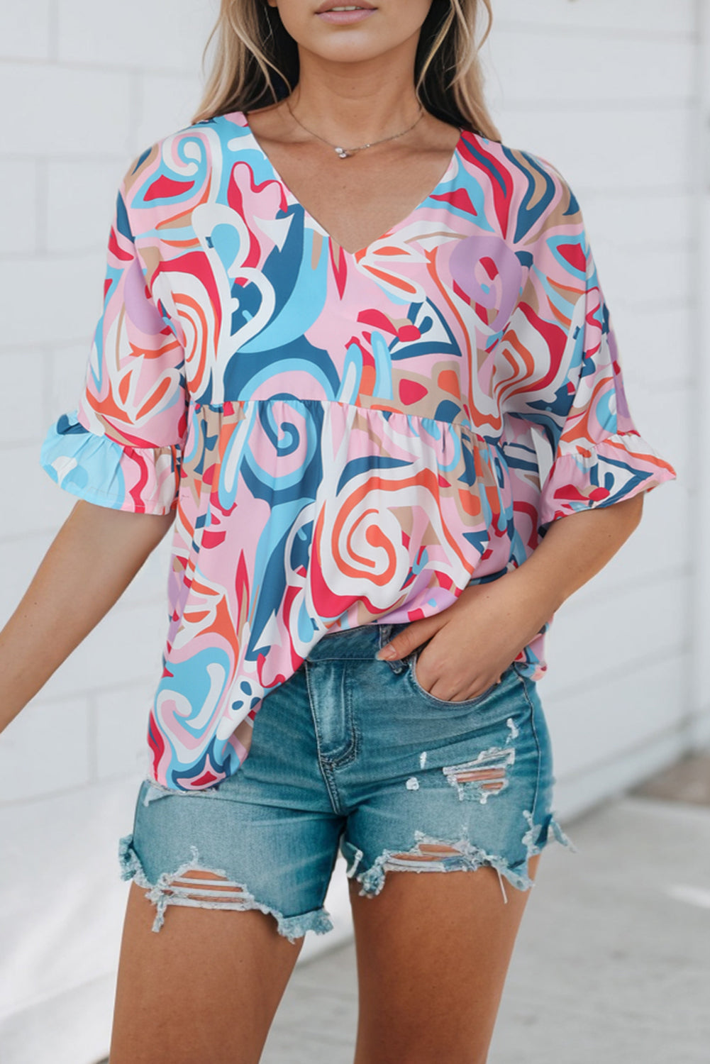 Blusa estampada con cuello en V y mangas con volantes