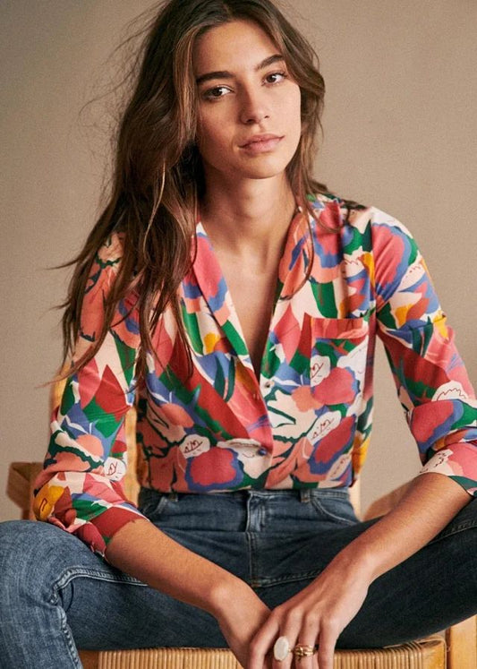 Camisa sencilla con estampado de flores de seda.