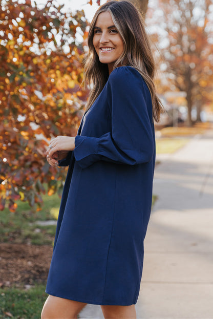 Vestido camisero azul con escote en V y mangas con volantes