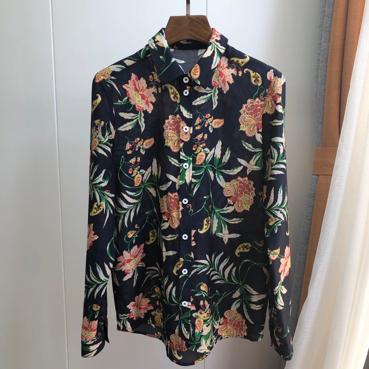 Camisa manga larga con estampado de hojas y flores