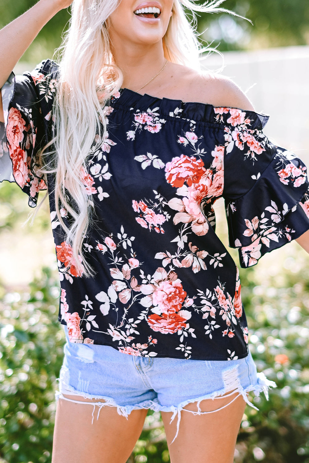 Blusa floral con volantes y hombros descubiertos y mangas con volantes azul