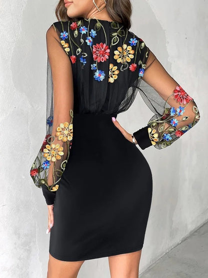 Vestido negro con costuras de malla y cuello en V para mujer