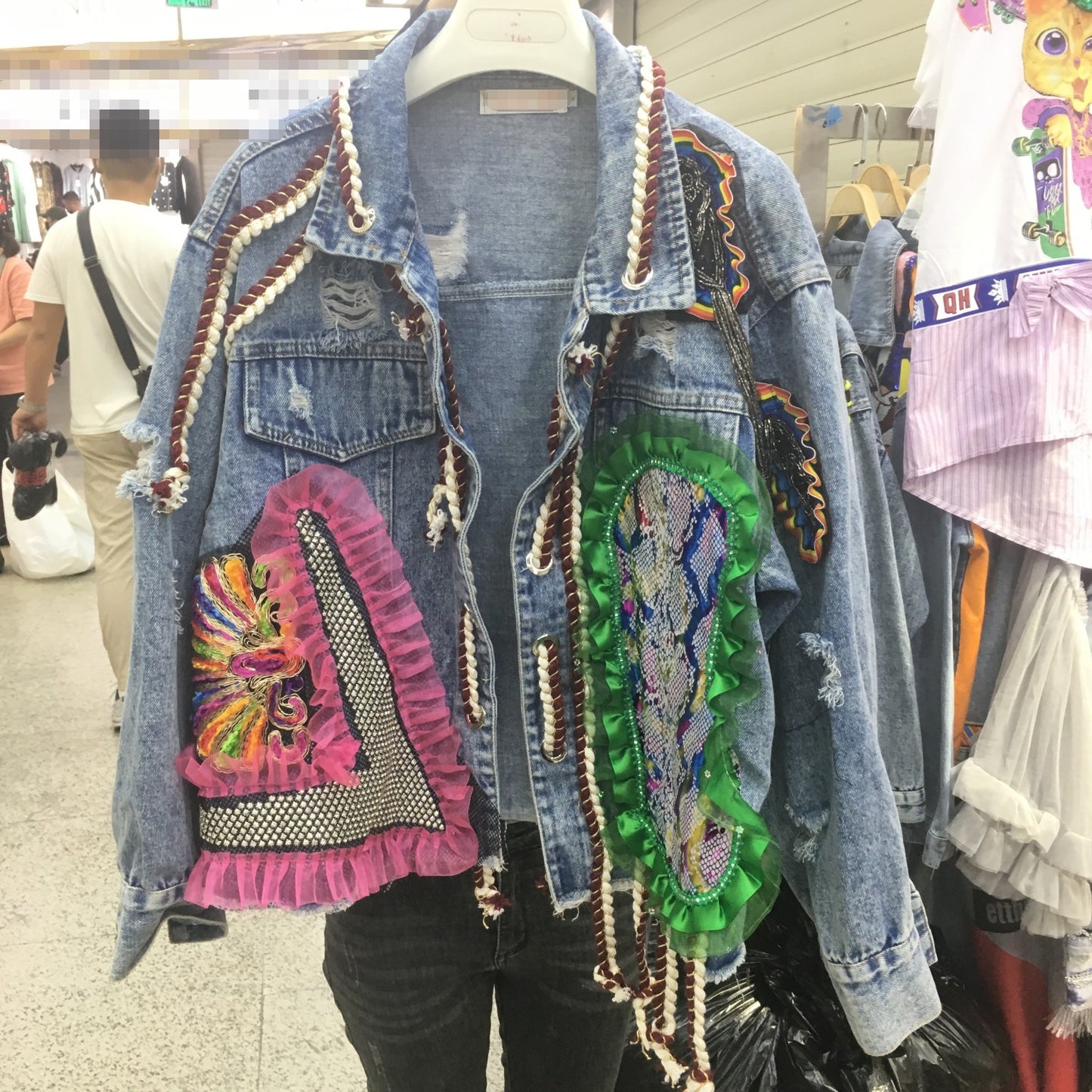 Chaqueta vaquera holgada con bordado floral de lentejuelas