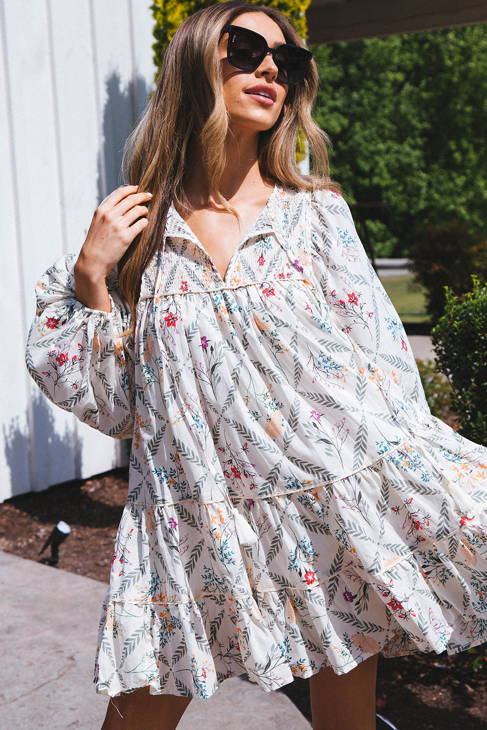 Vestido con volantes florales bohemios con cuello dividido y lazo con borlas blanco