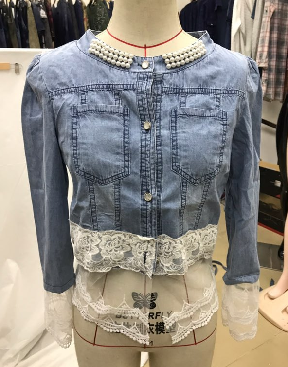 Veste en jean à coutures perlées