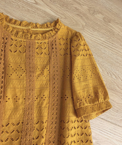 Retro female lace crocheted shirt lining