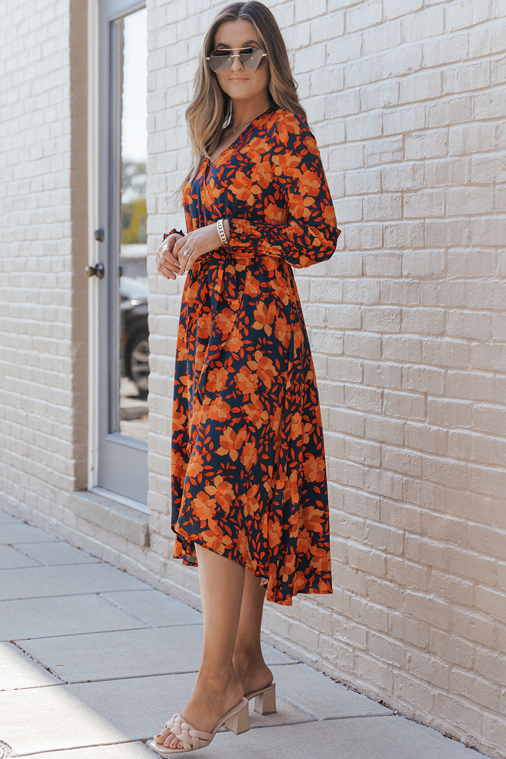 Vestido cruzado con cinturón y estampado floral naranja