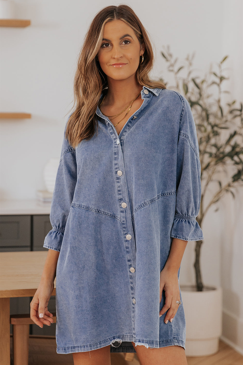 Mini-robe en jean boutonnée à manches longues bleu ciel