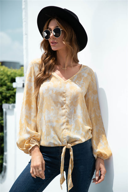 Blusa con mangas globo anudadas y efecto tie-dye