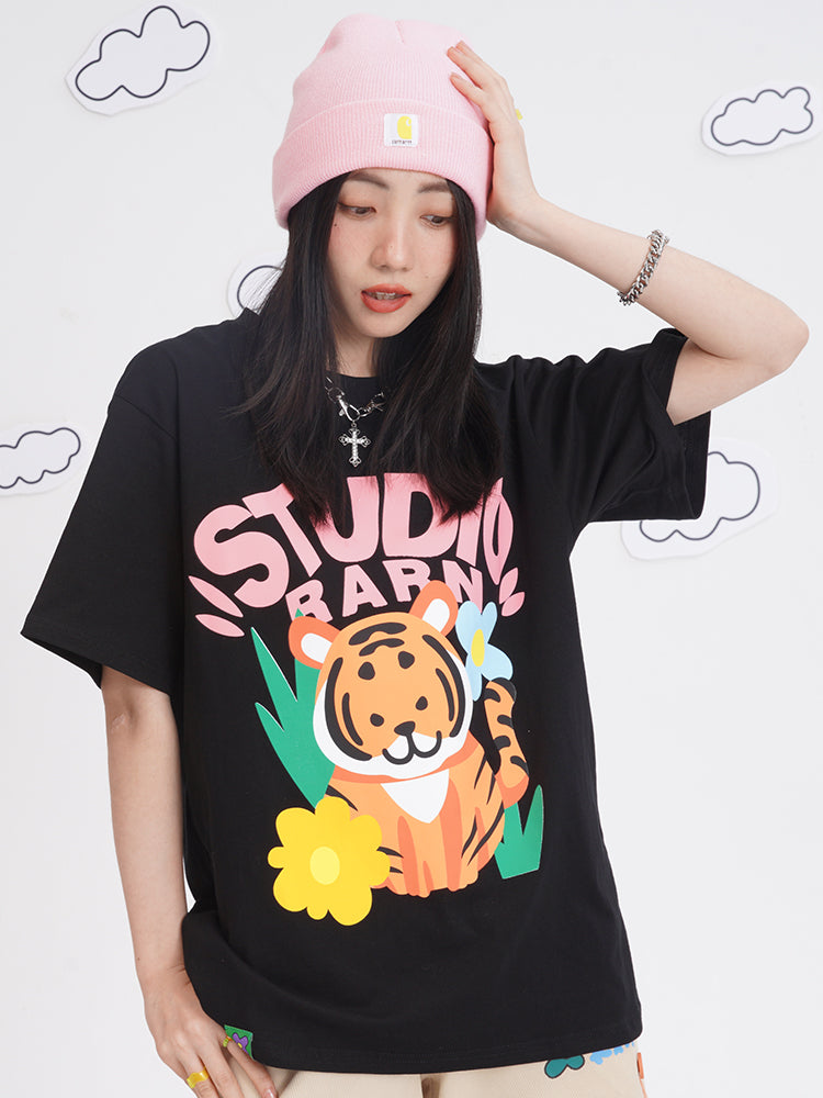 Camiseta de manga corta con estampado de dibujos animados de pequeño tigre lindo con cabeza inclinada