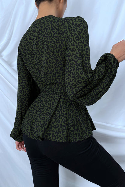 Blusa con lazo lateral y estampado de leopardo con cuello sobrepelliz