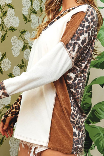 Blusa con hombros caídos y cuello en V de leopardo